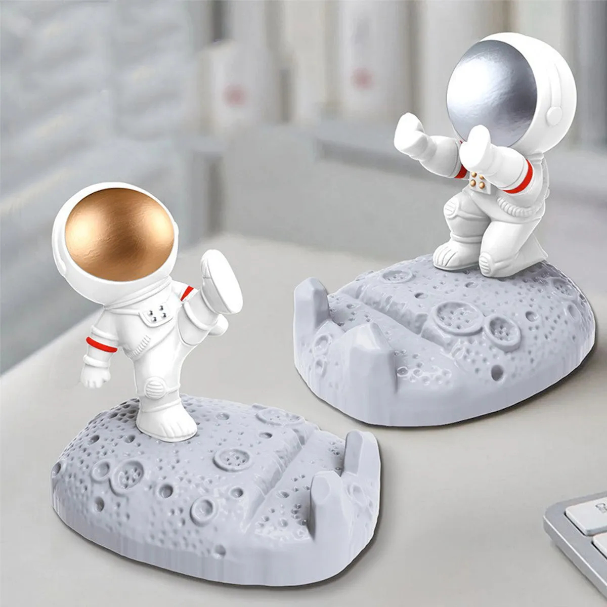 FancyDressWale Astronaut Mobile Phone Holder Desktop Decoration – Space-Themed Desk Accessory Push Hand